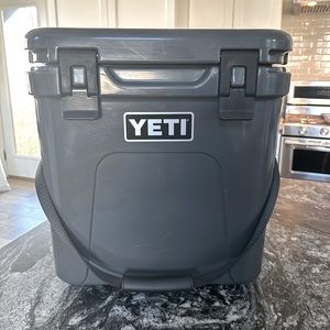 YETI ROADIE®
24 HARD COOLER